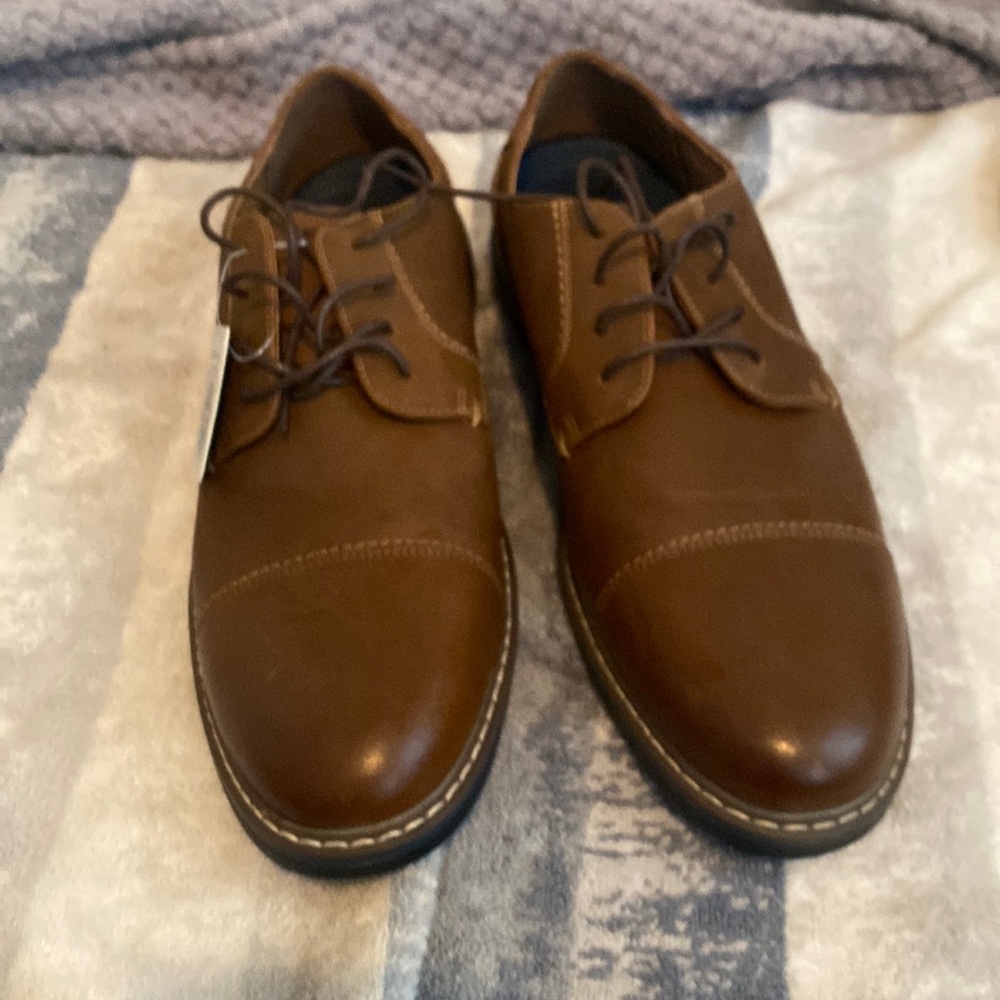 Selling a pair of never worn brown nunn bush shoes in good condition!!